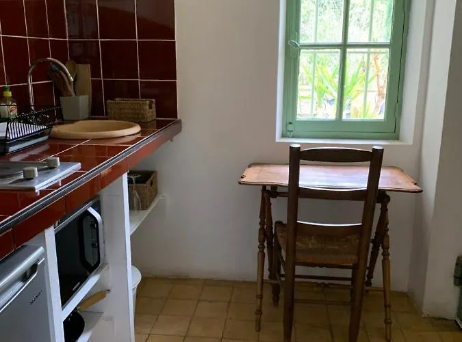 Гостевой дом Domaine D'angouire Мустье-Сент-Мари